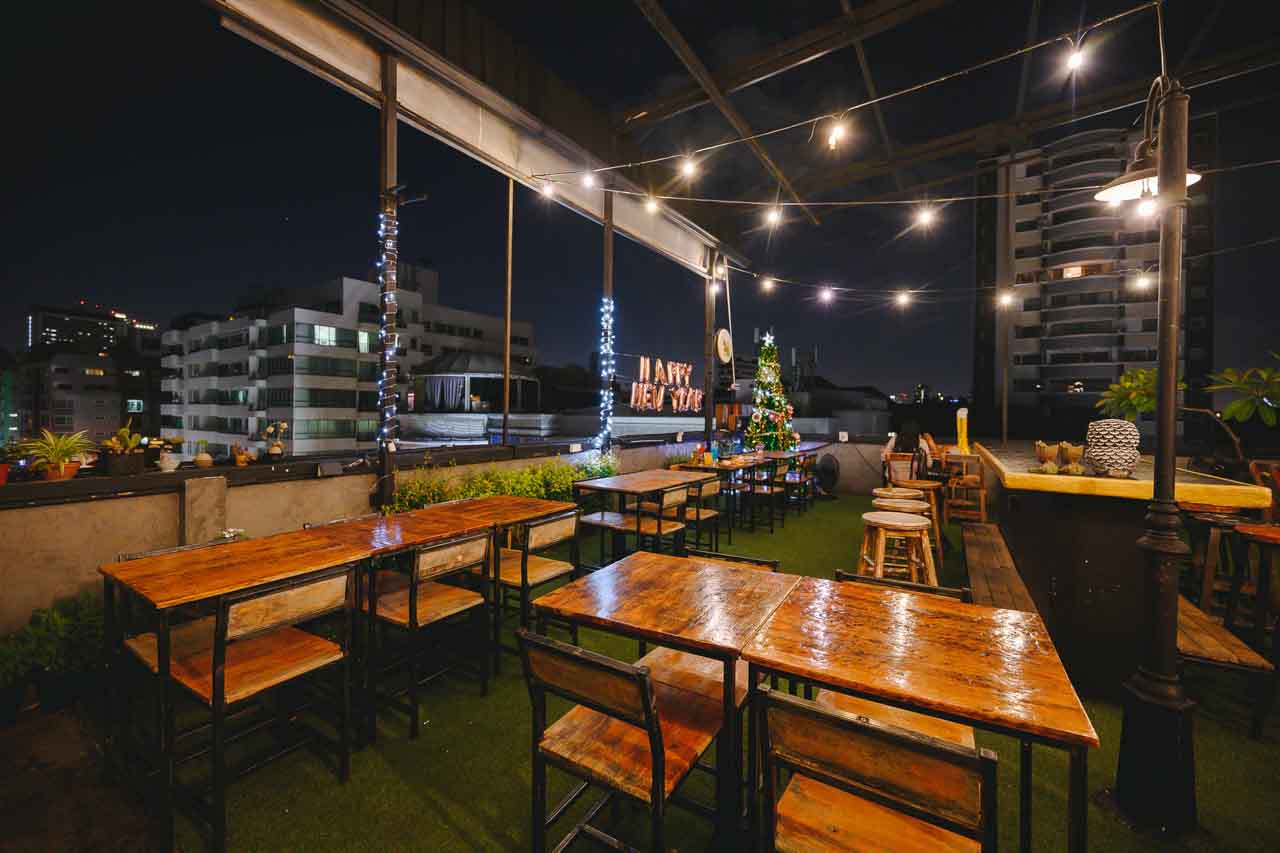 Área aberta do Wanderlust Rooftop Bar na capital da Tailândia