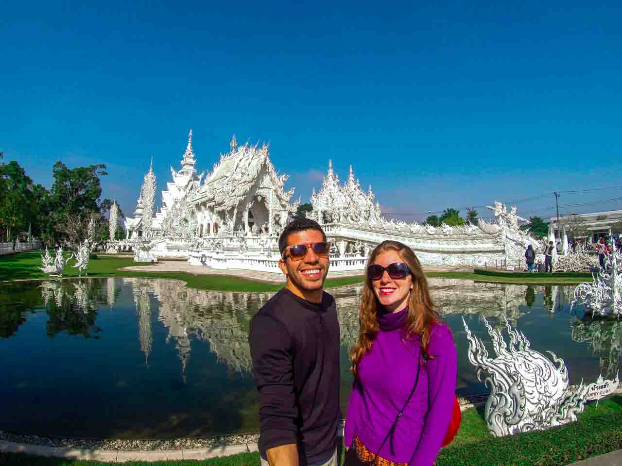 Victória e Bruno visitando o Templo Branco em Chiang Rai na Tailândia em 2016. Os criadores da agência Tailandiando